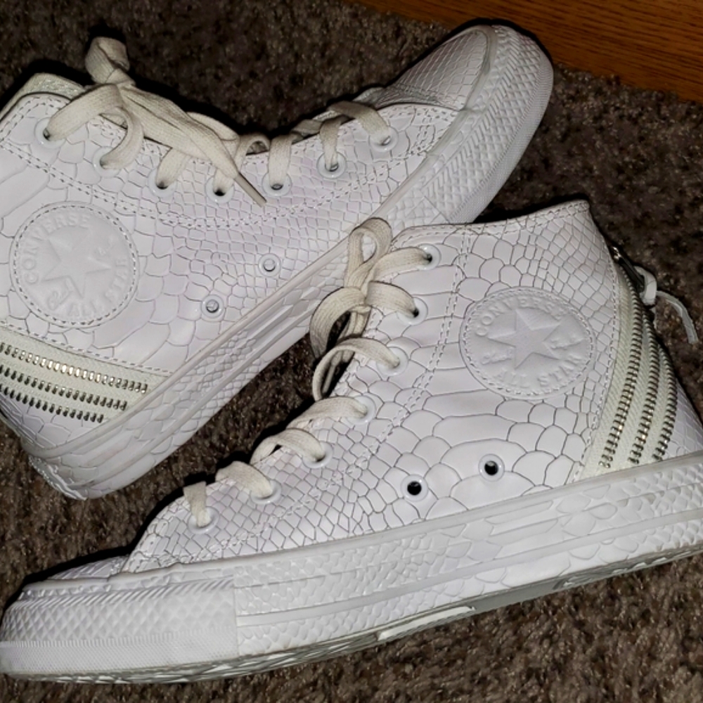Converse All star white reptile embossed leather women Size 7 US/ 5 UK EUC